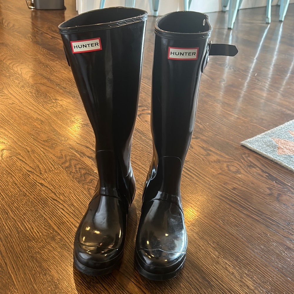 Sz 7 black Hunter rain boots. Worn a handful of times!